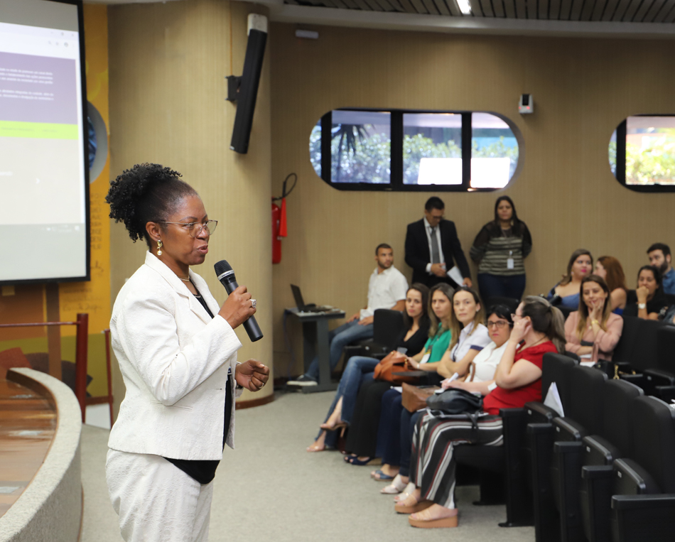 A servidora do TCEMG e presidente da AMCP encerrou o seminário (Foto: Fred La Rocca)